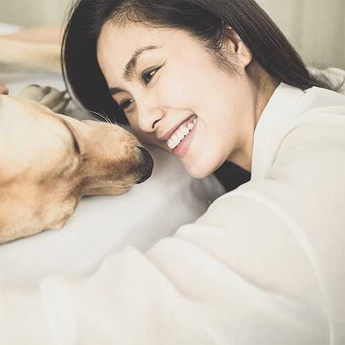 'Ngọc nữ của điện ảnh Việt' thường xuyên đăng tải hình ảnh cún cưng trên trang cá nhân. Cô gọi chúng là 'Con yêu của mẹ' và luôn thoải mái vui đùa, tắm táp và thậm chú ngủ chung với chó cưng.