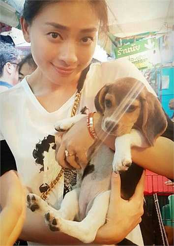 Ngô Thanh Vân cũng từng phản ứng rất mạnh mẽ khi chứng kiến một đoạn clip ghi lại hình ảnh của những chú chó bị giết hại dã man. Nữ diễn viên bức xúc lên tiếng: 'Không biết mình đang sống ở cái xã hội gì nữa? Và tại sao lại có tình trạng này xảy ra? Tôi biết về việc ăn thịt chó tại Việt Nam. Vì thế, tôi mong những người đã và đang ăn thịt chó hãy chấm dứt hành động tàn nhẫn này đi!'