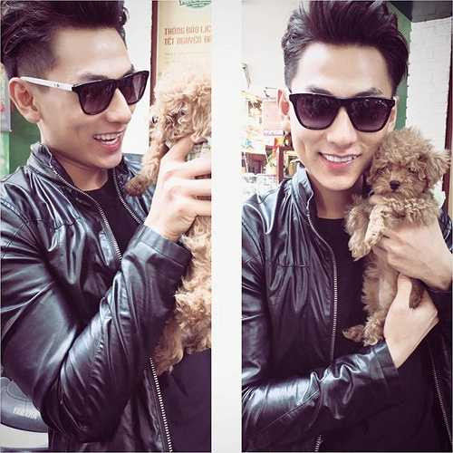 Isaac cưng nựng và ôm chặt chú cún nhỏ có màu socola mà anh đang nhận nuôi. Nguồn: Dân Việt