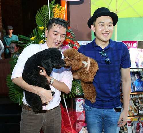 Tuy chia sẻ 'con chung' với Mr. Đàm nhưng chính Dương Triệu Vũ là người nuôi nấng và huấn luyện cả hai chú chó giống Poodle - Chloe và Charlie trở nên thông minh, nhanh nhẹn như hiện nay