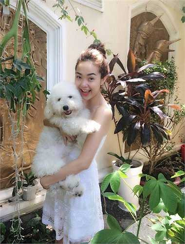 Minh Hằng cũng là một trong những nghệ sỹ rất yêu thích chó cảnh. Hiện nay, cô đang nuôi một chú cún có tên Santa do MC Quốc Bình tặng. 