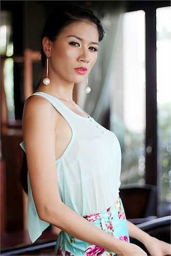 Cô cho rằng, người mẫu khó có thể giàu lên bằng nghề mẫu chân chính nếu không 'đi khách'. 