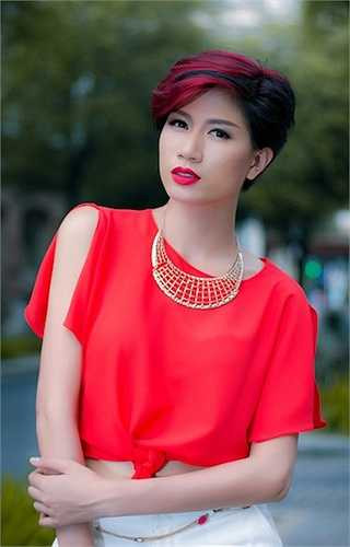 Sau lùm xùm này, cô được đặt thêm cái tên 'Người đẹp tố dâm'. 