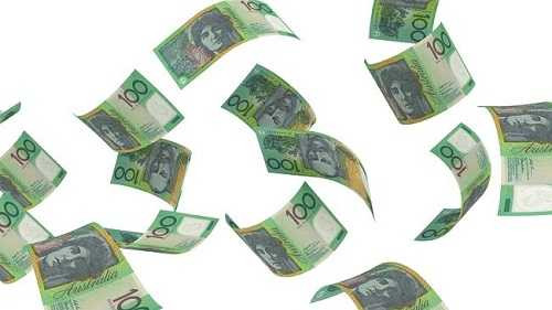 Tài xế ngỡ ngàng nhìn thấy 'mưa tiền' rơi trên đường cao tốc