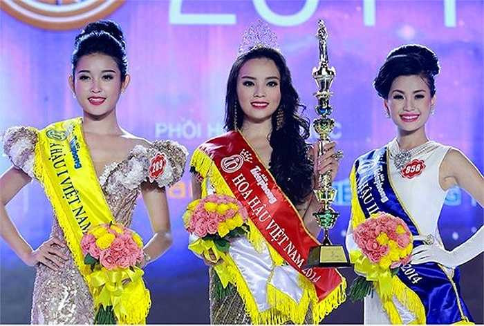 Cách làm tóc, trang điểm già nua khiến cô bị 'dìm hàng' ngay tại thời khắc đăng quang.