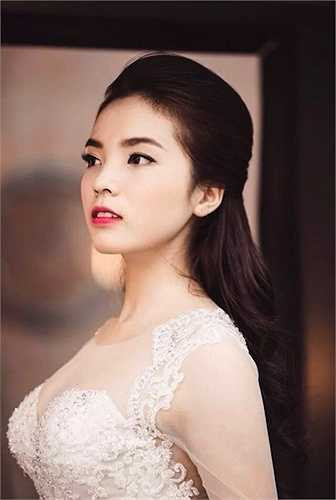 Biểu cảm gương mặt của cô cũng trở nên kiêu kỳ pha vẻ đài các.