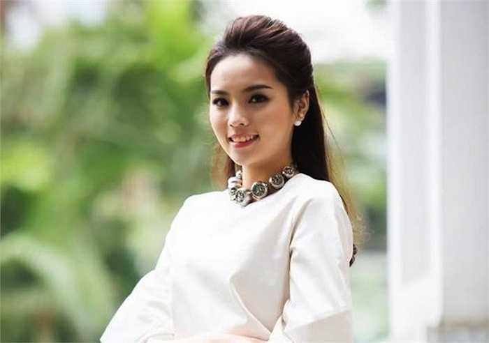 Hình ảnh của cô với sự hỗ trợ của stylist, make up và làm tóc đã hoàn toàn thay đổi.