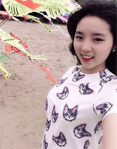 Cô diện những trang phục nhí nhảnh, tuổi teen.