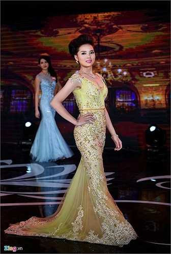 Dự thi Hoa hậu, Kỳ Duyên cũng chọn cho mình những trang phục loè loẹt.