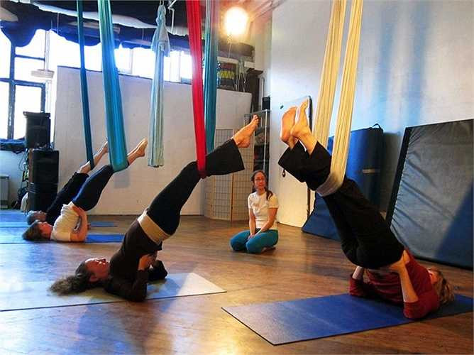 1. Huấn luyện viên thể dục. Lương trung bình mỗi giờ 15,88 USD. Công việc đòi hỏi người làm luôn phải có mặt tại phòng tập, hướng dẫn và đưa ra các bài tập giúp mọi người luyện tập tốt nhất, hiệu quả nhất