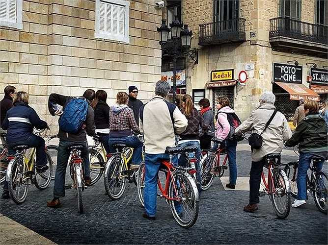 2. Hướng dẫn viên du lịch. Lương trung bình mỗi giờ 16,26 USD. Lập kế hoạch, hướng dẫn và giới thiệu lộ trình đi du lịch dành cho các tour dài ngày sẽ mang lại mức thu nhập vô cùng hấp dẫn