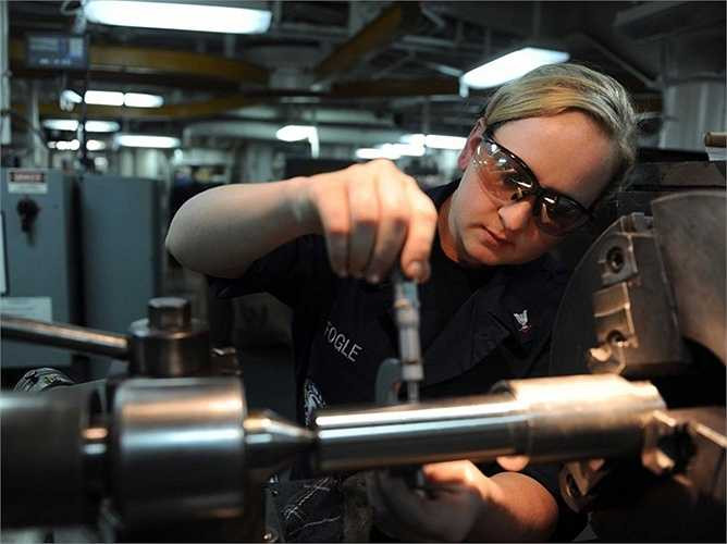 12. Kỹ sư kỹ thuật điện tử. Lương trung bình mỗi giờ 26,92 USD. Công nghệ phát triển, đồ dùng ngày càng hiện đại và tinh vi khiến các kỹ sư kỹ thuật điện tử phải mất nhiều thời gian hơn để khắc phục 