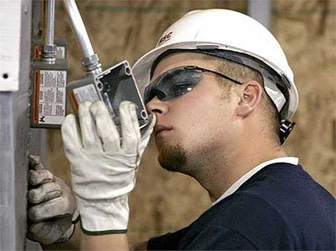 13. Kỹ sư sửa chữa đường điện. Lương trung bình mỗi giờ 30,85 USD