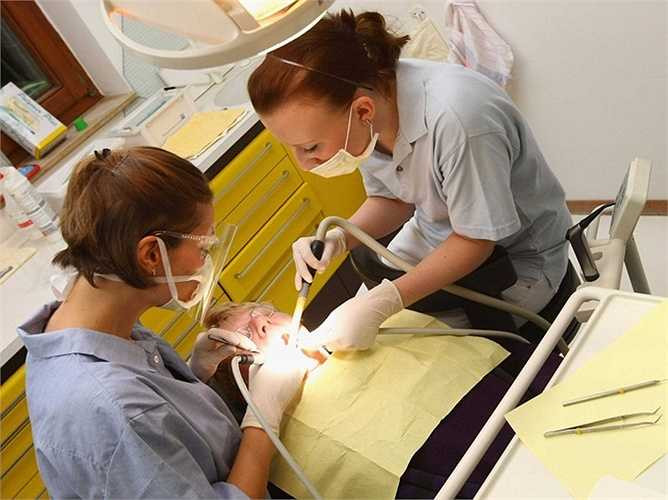 15. Bác sỹ vệ sinh răng miệng. Lương trung bình mỗi giờ 34,19 USD. Công việc chính là lấy cao răng, làm sạch răng và xử lý các bệnh lý đơn giản về răng miệng