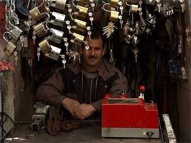 4. Thợ sửa khóa. Lương trung bình mỗi giờ 18,25 USD. Càng ngày các loại khóa cửa trên thế giới lại càng phát triển mạnh và giá của các thợ sửa khóa lại tăng lên không ngừng 