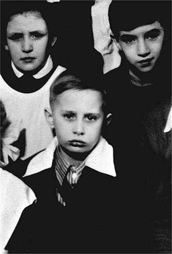 Cậu bé Vladimir Putin chụp ảnh với bạn cùng lớp ở St. Petersburg năm 1960
