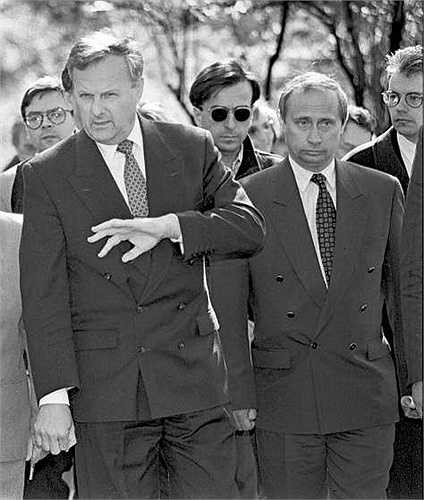 Hình ảnh ông Putin (phải) cùng thị trưởng đầu tiên của thành phố St. Petersburg Anatoly Sobchak năm 1994