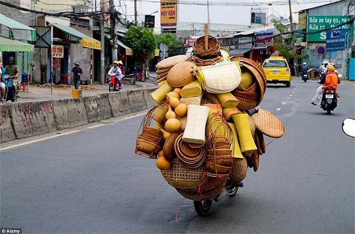 Những sản phẩm mây tre đan được xếp gọn gàng sau chiếc xe máy của người bán hàng ở Thành phố Hồ Chí Minh.