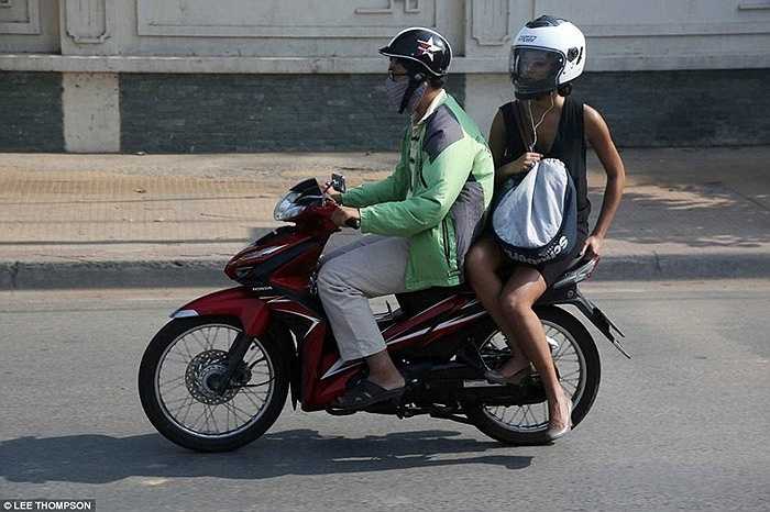 Nhiếp ảnh gia Thompson so sánh lưu thông bằng xe máy tại Thành phố Hồ Chí Minh vào buối sáng có thể ít ngột ngạt hơn đi tàu điện ngầm ở London vào sáng thứ Hai.
