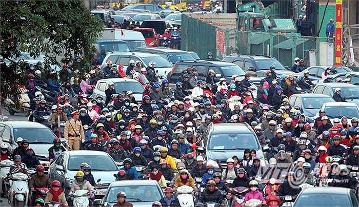 Mật độ phương tiện lớn cùng với ý thức tham gia giao thông còn hạn chế là những nguyên nhân gây ra tình trạng ùn tắc giao thông diễn ra hàng ngày tại Thủ đô.