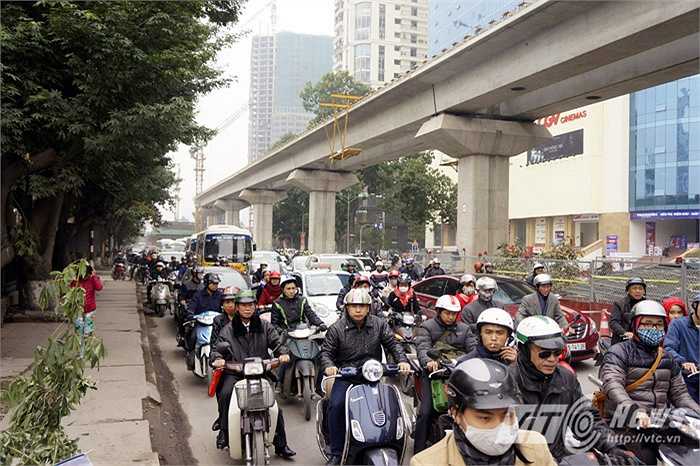 Dọc tuyến thi công công trình đường sắt trên cao từ tuyến Nhổn - Ga Hà Nội dọc đường Nguyễn Trãi - Hà Đông, luôn xảy ra ùn tắc vào các khung giờ cao điểm trong ngày.