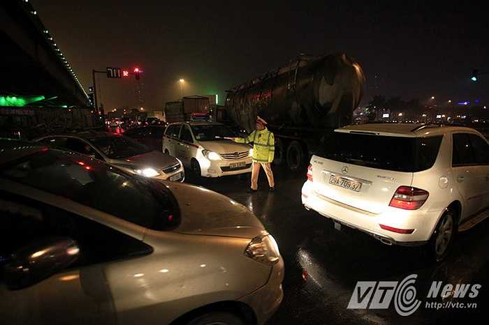 Đèn tín hiệu giao thông hầu như không có tác dụng mà chủ yếu phải cần đến sự phân làn của lực lượng CSGT. (Ảnh: Việt Linh)