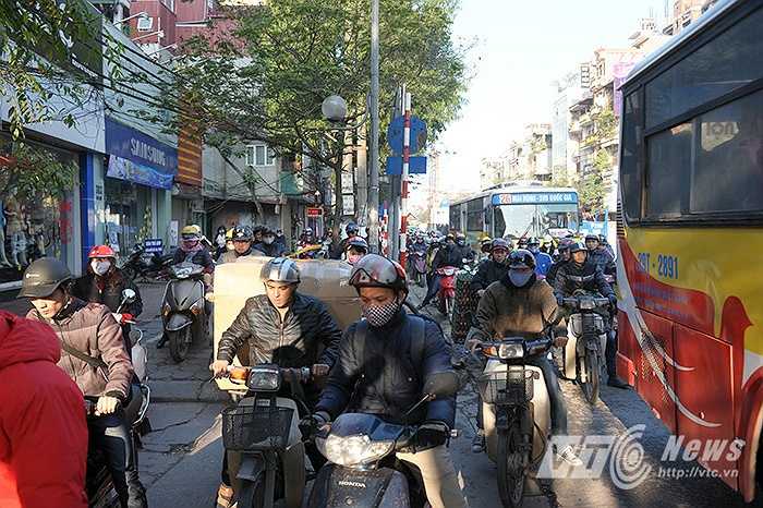 Với mật độ đông đúc, đường Cầu Giấy là một trong những ‘điểm nóng’ giao thông của thành phố Hà Nội . Vào giờ cao điểm có đến hàng chục ngàn phương tiện lưu thông qua đây mỗi giờ.