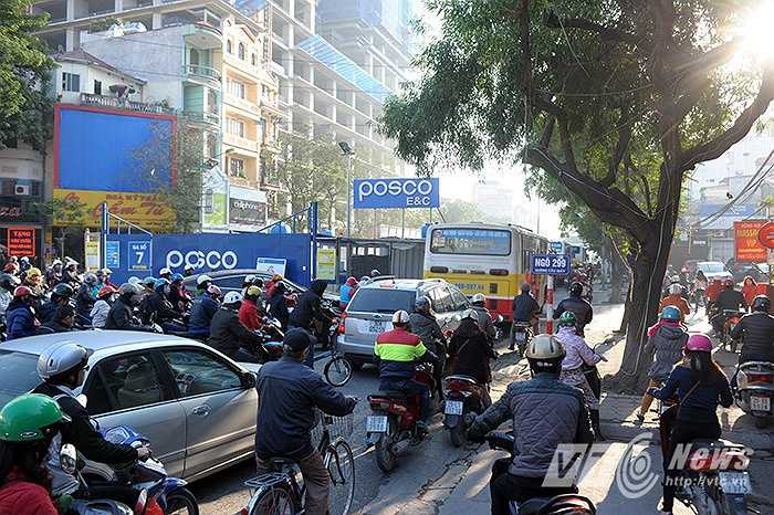 Tuy nhiên, chiều rộng của mặt đường Cầu Giấy lại đang bị thu hẹp để nhường diện tích cho công trường thi công nhà ga số 7 tuyến đường sắt đô thị Nhổn - Ga Hà Nội.