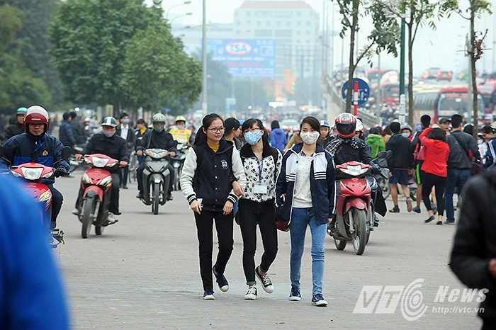 Khó có thể hình dung đây là vỉa hè dành cho người đi bộ ở đường Phạm Văn Đồng (Cầu Giấy, Hà Nội)