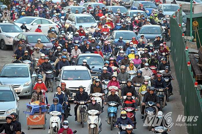Dòng xe cộ trong giờ cao điểm tại ngã tư Nguyễn Trãi – Khuất Duy Tiến.