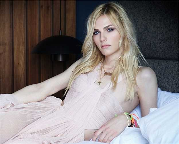 Andreja Pejic - tài sản: 200.000 USD. Người mẫu trẻ tuổi sinh ra tại Bosnia và lớn lên tại Australia được phát hiện khi cô còn là một nam sinh trung học. Thời đó, cô trình diễn các mẫu thời trang cho nam và nữ. Và cuối cùng sau cuộc phẫu thuật chuyển giới, cô đã trở thành phụ nữ thực thụ và con đường thời trang đang rộng mở với người mẫu 23 tuổi này