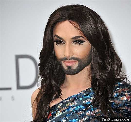 Conchita Wurst - Tài sản: 3 triệu USD. Ngoại trừ bộ râu nam tính, Conchita Wurst trông rất xinh đẹp với vóc dáng và khuôn mặt khá thanh tú của mình. Giọng hát của Wurst đủ sức chinh phục những khán giả khó tính nhất