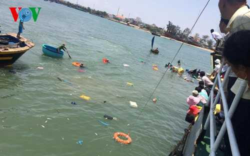 Tàu khách chở 100 người đâm chìm tàu cá trên biển