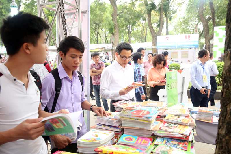 Phó Thủ tướng Vũ Đức Đam hòa cùng dòng người vào các gian hàng sách