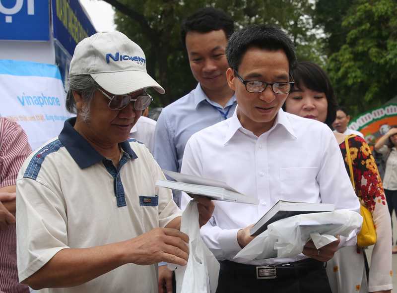 Phó Thủ tướng trò chuyện với một độc giả trông trẻ hơn nhiều so với tuổi 74