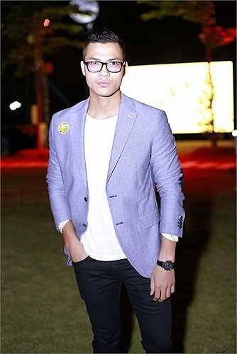 Sau bộ phim 'Cầu vồng không sắc', tên tuổi của Vũ Tuấn Việt được nhiều khán giả và giới truyền thông chú ý nhiều hơn.