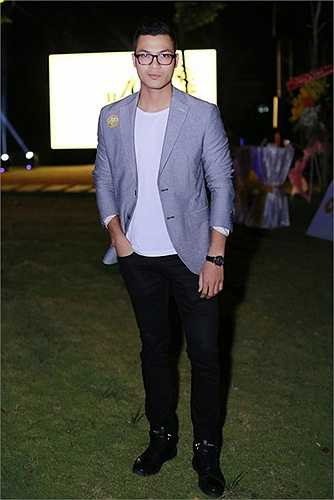 Anh xuất hiện với vẻ ngoài nam tính và lịch lãm