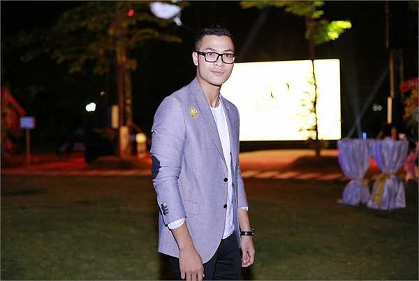 Như thường lệ, anh vẫn một mình đi đến tham gia sự kiện và vui vẻ giao lưu cùng các khách mời khác