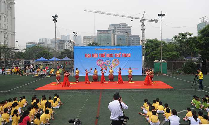 Bé mầm non Liễu Giai tranh tài thể thao