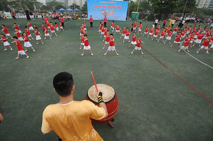 Xem bé mầm non tranh tài thể thao