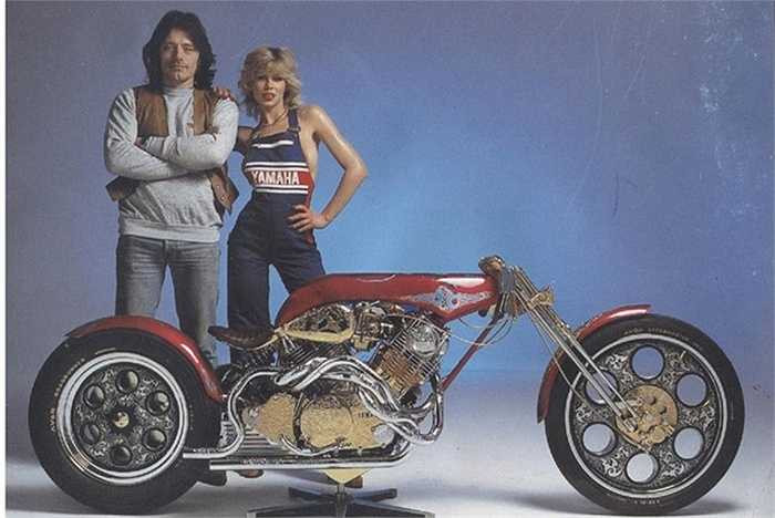 John Reed vốn là một tay lái thử, tay đua xe hai bánh và xe sidecar. Khi giải nghệ, ông gia nhập làng độ xe và sáng lập hãng độ Uncle Bunts ở Anh. 