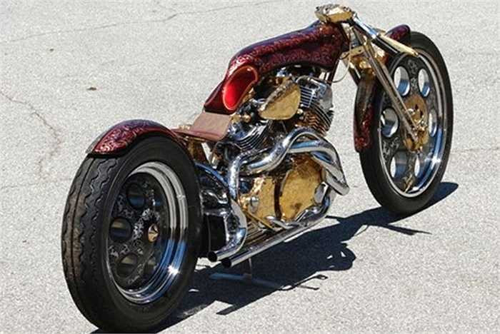 Ngay khi dựng lên chiếc Yamaha Virago đã khiến mọi người tràm trồ vì vẻ đẹp mê hoặc.