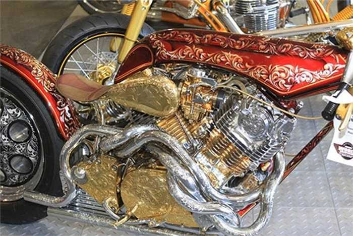 Những bộ phận do John tự chế như bộ khung, chụp thông gió hay vành và những chi tiết khác đều được độ lại.