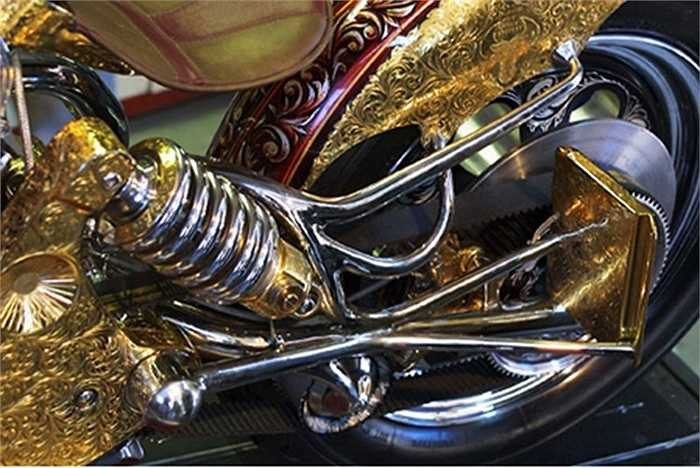 Thụt sau, nơi để biển số xe, vách chắn bùn... đều được thiết kế với các hoạ tiết cực kỳ tỉ mỉ.