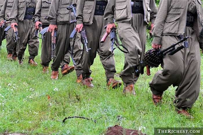 1. IS đang tuyển dụng quân đội trên toàn thế giới. Riêng trong năm 2015, đã có tới hơn 20.000 người trên khắp thế giới, cả nam lẫn nữ, tham gia quân đội IS. Trường hợp nổi tiếng nhất là đao phủ Jihadi John đến từ Anh Quốc