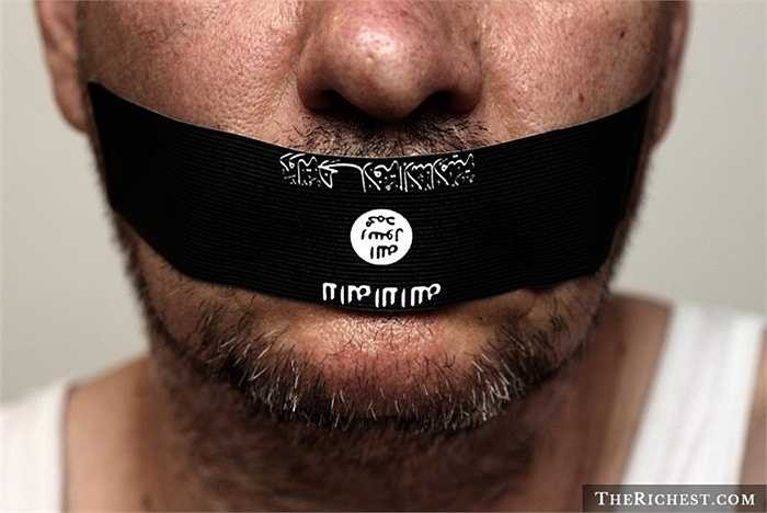 8. Các khoản cứu trợ phương Tây giúp xây dựng IS. Trước đây, các quốc gia phương Tây cố gắng bơm tiền vào vùng Trung Đông để giúp người dân chống lại phong trào khủng bố khác. Tuy nhiên, sau đó, người dân nhiều khu vực tập trung lại và liên minh trở thành tổ chức IS tàn bạo