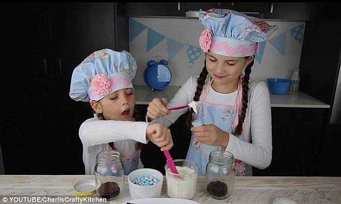 Charlie - 8 tuổi đến từ Queensland, Australia sở hữu kênh CharlisCraftyKitchen trên YouTube hướng dẫn nấu ăn, làm kẹo, làm bánh thu hút nhiều người theo dõi