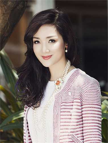 Dù đã ở tuổi ngoại tứ tuần, cô vẫn giữ được làn da sáng hồng cùng thân hình thon thả.