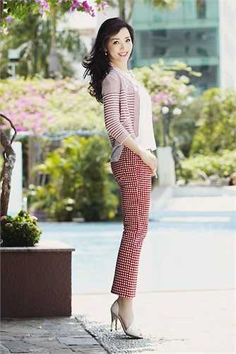 Trong bộ hình mới nhất, Giáng Mi diện đồ quá đỗi trẻ trung.