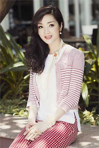 Dù cô trẻ hơn tuổi, nhưng Giáng Mi nên giữ hình tượng sang trọng, quý phái hơn là xì-tin.